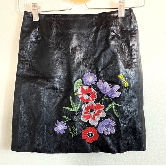 H&M Black Faux Leather Floral Embroidered Raw Hem Mini Skirt - Size: 2 - Picture 1 of 8